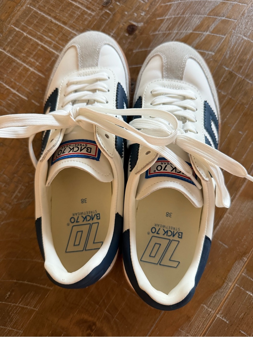 Women’s Back 70s Cloud Retro Low-Top Sneakers in White and Navy - Picture 2 of 4